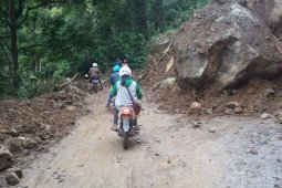Jalur Piket Nol masih belum bisa dilalui kendaraan roda empat akibat longsor
