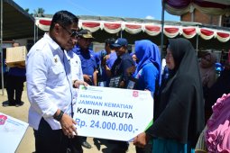 Bupati Hamim Serahkan Santunan BPJS ke Ahli Waris