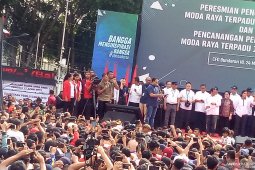 Jokowi disambut ribuan warga di stasiun Bundaran HI