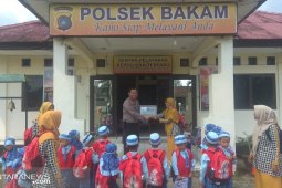 Kapolsek Bakam terima kunjungan anak TK (video)