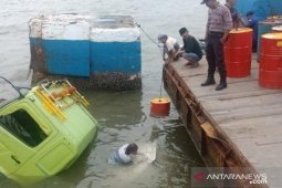Truk Yang Tercebur Di Laut Penajam Berhasil Dievakuasi
