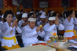 Pemkot Denpasar "Ngaturang Bhakti Penganyar" di Pura Ulun Danu Batur