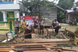 Polsek CLU Bangun Toilet Berstandar Sehat di Pelosok