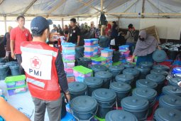 PMI distribusikan bantuan kebutuhan dasar pengungsi