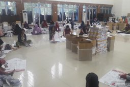KPU Bangka Tengah lakukan pemilahan surat suara calon DPRD sesuai dapil