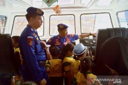 Anak-anak antusias diajak naik Kapal Polisi