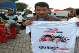 Senang dapat kaos dari Jokowi