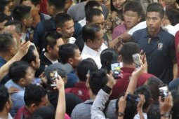 Jokowi here, Duta Mall visitors flock to selfie