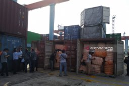 Bea Cukai gagalkan penyelundupan tiga kontainer berisi 260 bal pakaian bekas