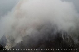 Gunung Merapi luncurkan awan panas guguran