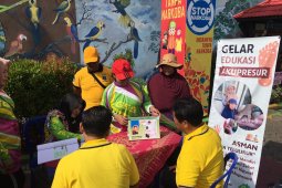Jaga kesehatan mandiri, warga Sekardangan Sidoarjo manfaatkan toga dan terapi akupresur