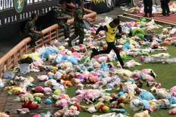 Bonek dan bonita aksi "hujan boneka" di GBT