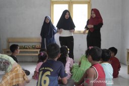 K-Nani Wartabone Ajak Anak Dusun Waolo Belajar Bahasa Inggris