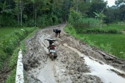 Warga Agrabinta Cianjur berharap pembangunan jalan dan jembatan