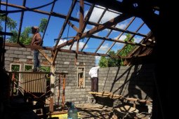 Pelindo III bedah rumah warga di Banyuwangi