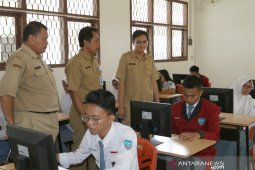 Bupati Bangka Barat, Markus tinjau pelaksanaan UNBK