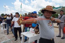 Bupati Paolus Hadi buka lomba "ketapel"