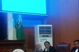 Ratna menangis di persidangan