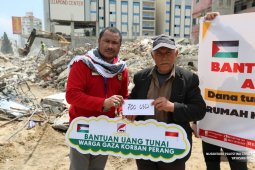 10 Juta rupiah  per-KK dari rakyat Indonesia untuk warga Gaza.