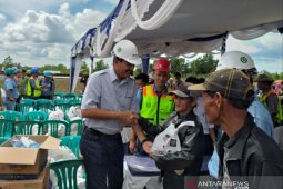 PT Timah bagikan 900 paket pangan murah BUMN di Belitung