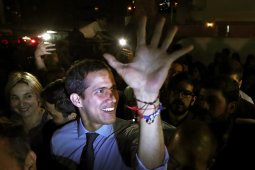 Majelis Nasional Venezuela lucuti kekebalan Juan Guaido