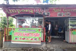 Mencicipi nasi Padang Rp10 ribu