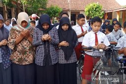 Guru-siswa dari sekolah korban mutilasi di Blitar menggelar doa bersama