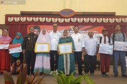Mensos serahkan bantuan PKH untuk warga Bekasi