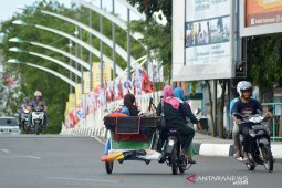 Becak perempuan nekat lawan arus