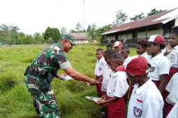 Yonif 725/WRG bagikan buku kepada pelajar di perbatasan RI-PNG
