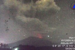 Smoke two thousand meters high, Mt Agung's eruption sends ash