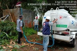 Atasi krisis air, PMI Lombok Utara distribusikan 12 ribu liter air ke Desa Senaru