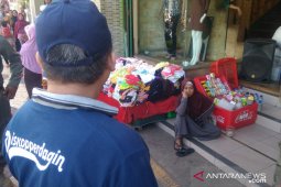 Satpol PP Cianjur tertibkan puluhan lapak kaki lima