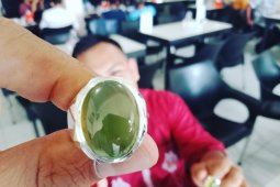Bisnis tempahan gagang batu cincin di Aceh Barat masih menjanjikan