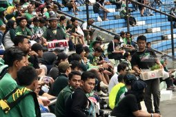 Ada makanan lumpia di antara bonek dan piala presiden