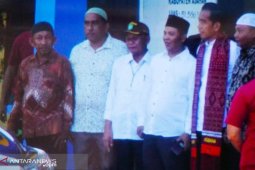 Wabup Asahan sematkan ulos sambut Joko Widodo