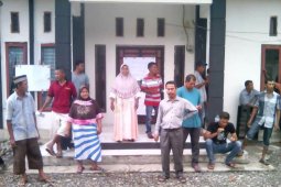 Warga ramai-ramai segel kantor kepala desa di Nagan Raya