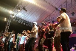 Slank ajak Khofifah, Mahfud dan Gus Ipul nyanyi bareng (Video)