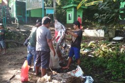 Jasa pramuwisata bersih-bersih pintu gerbang pendakian Gunung Rinjani