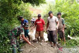 TNI gotongroyong bangun jembatan perlancar akses jalan dusun di Sipirok
