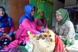 PKK kembali bantu sembako untuk warga jompo