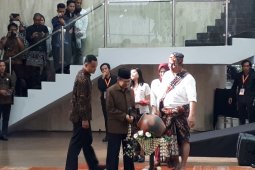 B.J. Habibiemembuka Festival Wastra Nusantara