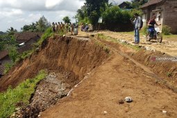 Jalan ambles terseret longsor,  tujuh keluarga di Tulungagung diungsikan (Video)