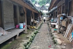 "Tiis ceuli,  caang panon" kearifan lokal demokrasi Kampung Naga