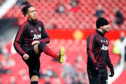 Chris Smalling berharap mampu 'minimalisir' pergerakan Messi