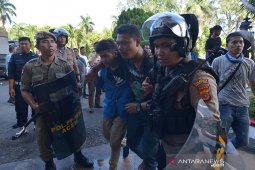 Demo tolak tambang rusuh kantor Gubernur