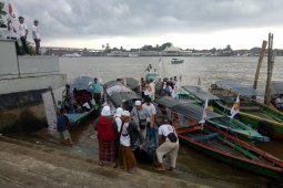 Ribuan pendukung Prabowo datang ke kampanye akbar naik perahu