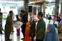 BKAD UPK Batanghari serahkan bansos kepada masyarakat