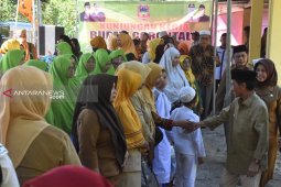 Pemkab Gorontalo salurkan bantuan peningkatan ekonomi masyarakat