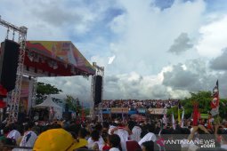 Slank menghibur ribuan penonton "Konser Jempolan Indonesia Maju"